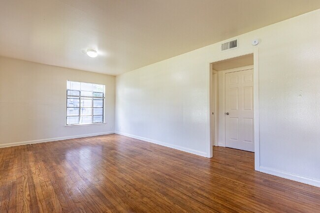 Building Photo - 214 Antrim Dr