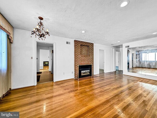 Foto del edificio - 1514 Oakview Dr