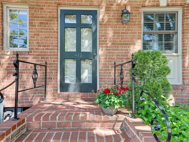 3 BR Townhome w/Large Garden - 812 S Fairfax St