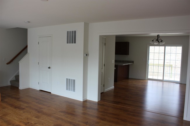 Building Photo - 688 Winding Ln