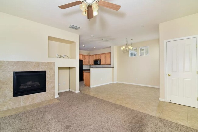 Foto del edificio - Beautiful Condo in Folsom Next to Greenbelt!