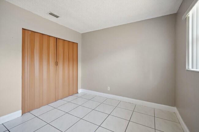 Foto del edificio - 1281 NW 30th Ave