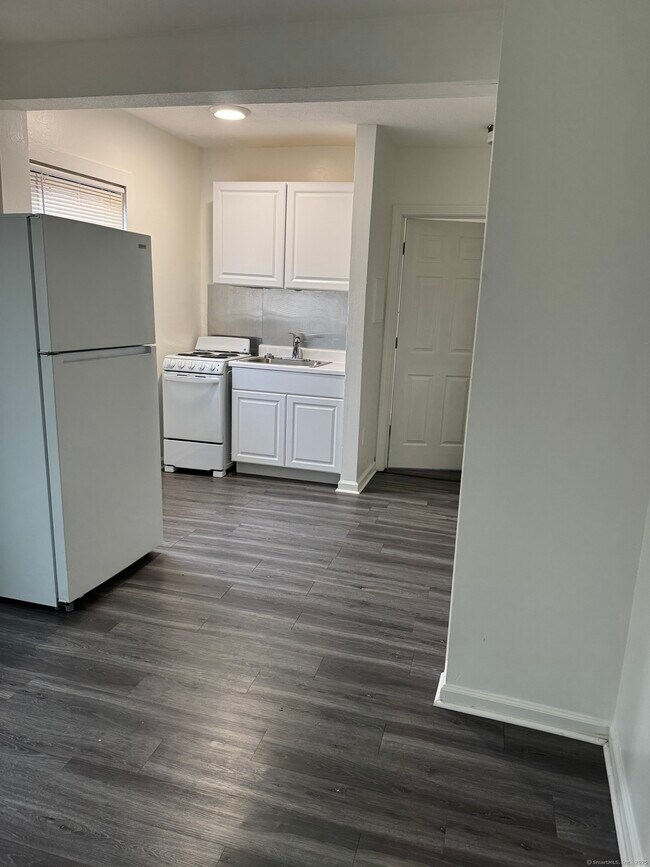 Building Photo - 666 Main St