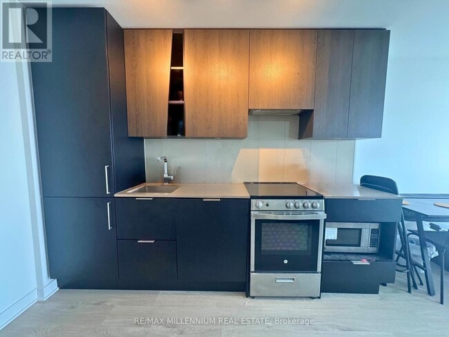 Photo du bâtiment - 3900-3900 Confederation Pkwy