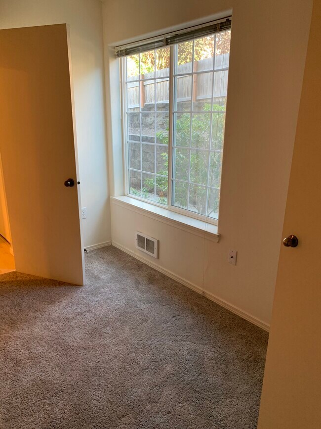 Bedroom - 11899 SE Pine St