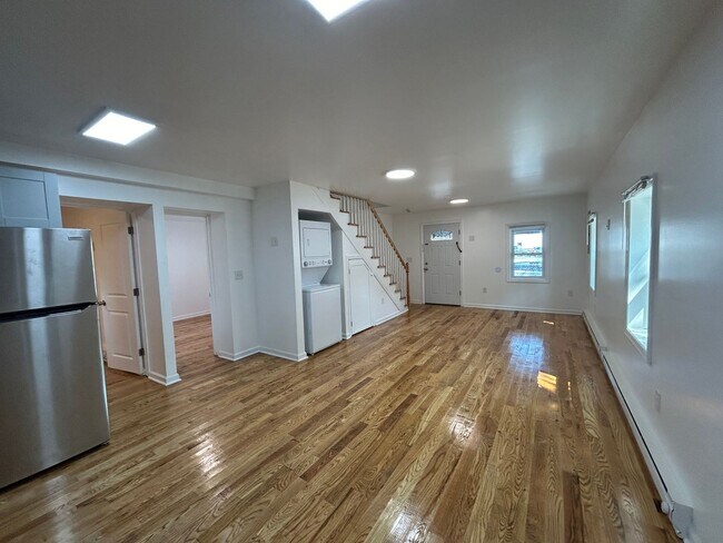 Foto del edificio - Beautifully Renovated 4-Bedroom Home for Rent in Neptune, NJ