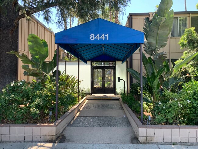 Foto del edificio - 8441 Balboa Blvd