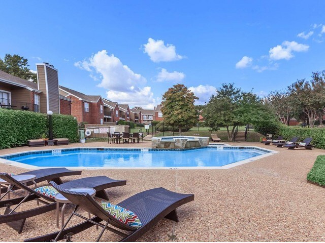 * Relájate en nuestra piscina diseñada recientemente renovada. - Treymore North Apartments
