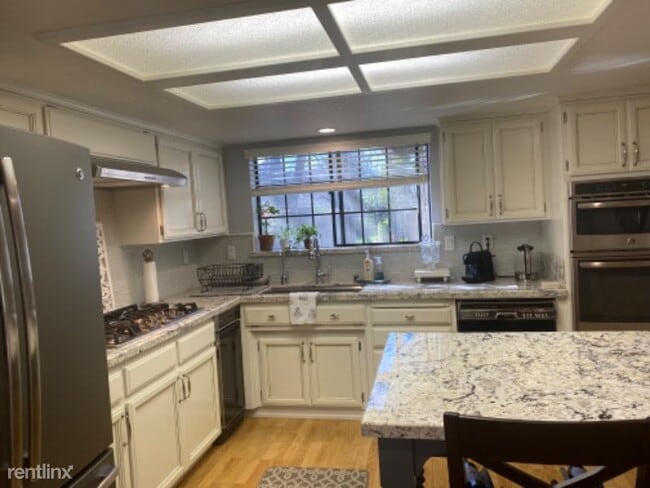 Building Photo - 3 br, 2.5 bath Condo - 954 W Cross St