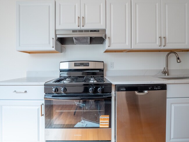 Building Photo - 7369 N Damen Ave