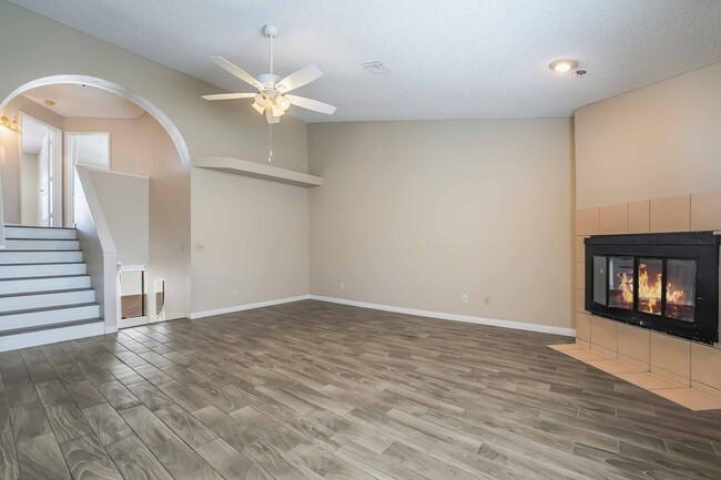 Building Photo - Stylish Townhome in Gated Community!