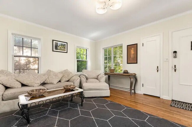 Foto del edificio - 2 Bed, 1 Bath in the Irvington Neighborhood!