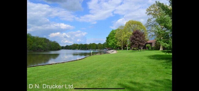 Foto del edificio - 363 Cameco Cir