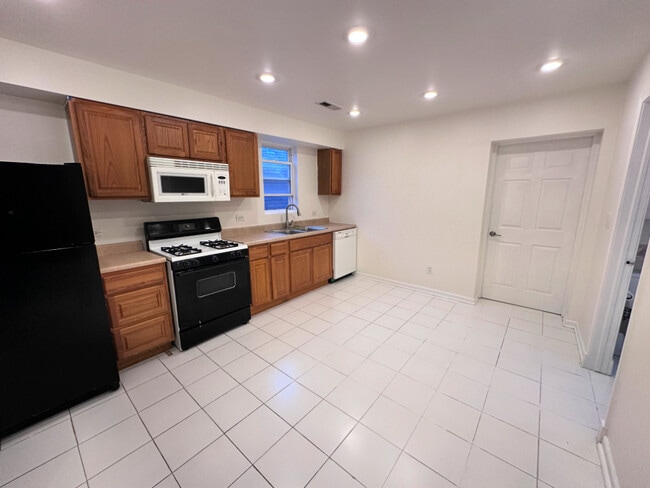 Building Photo - 3926 N Ashland Ave