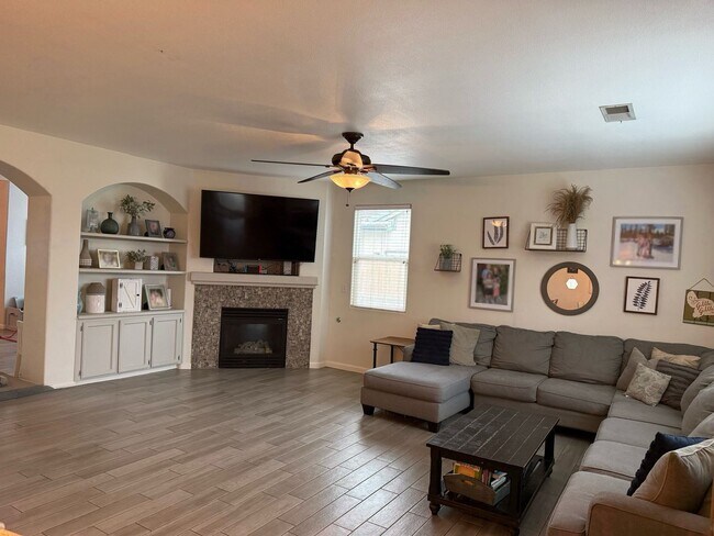 Foto del edificio - Spacious North Bakersfield Home with pool!