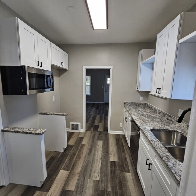 Foto del edificio - Duplex - 2 Bedroom Completely Remodeled Living Space with New Laminate Flooring on Main Floor alo...