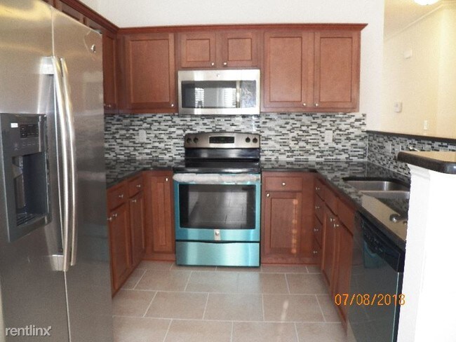 Building Photo - 3 br, 2.5 bath Townhome - 205 Madison Square