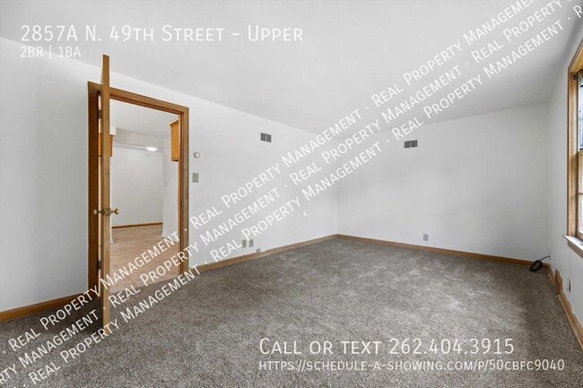 Building Photo - Two bedroom upper duplex in great Milwauke...