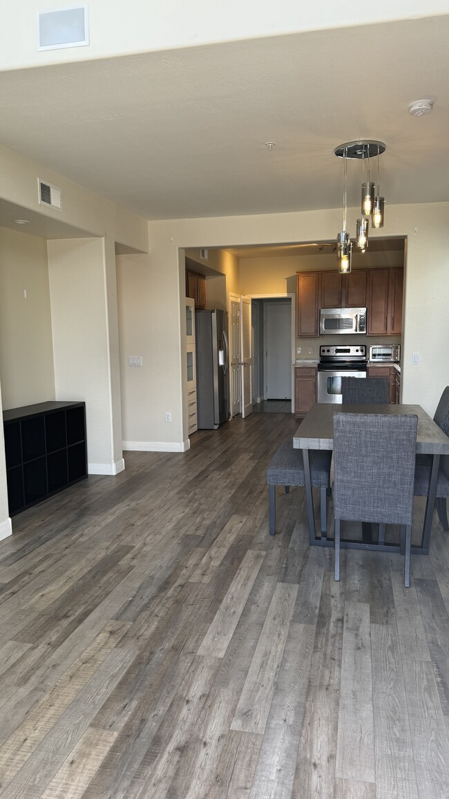 Dining room - 615 E Portland St