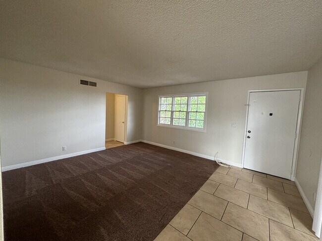 Building Photo - 2 Bedroom 1 bathroom Gem