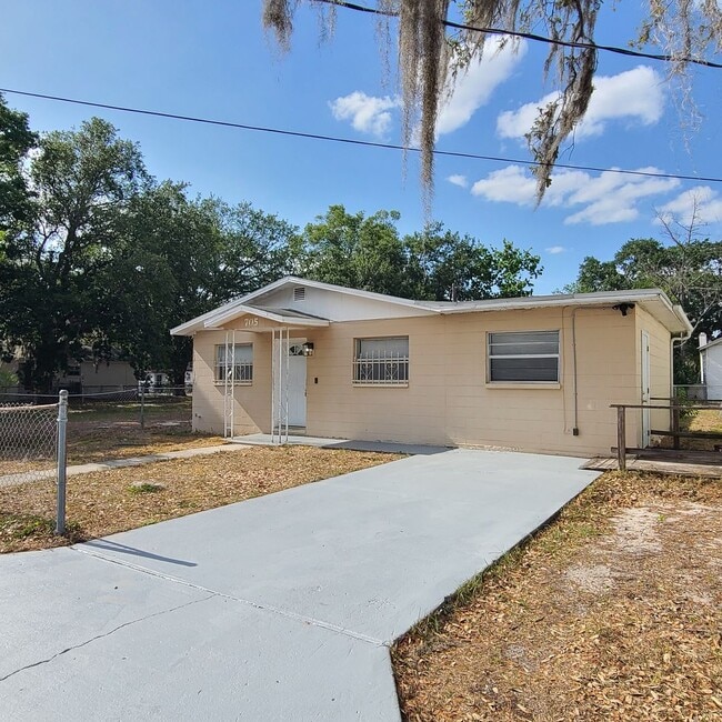 Building Photo - Charming Three Bedroom One Bathroom House ...