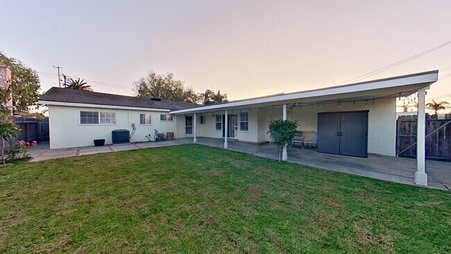 Foto del edificio - Stunning 4 Bed 3 Bath home in Huntington B...