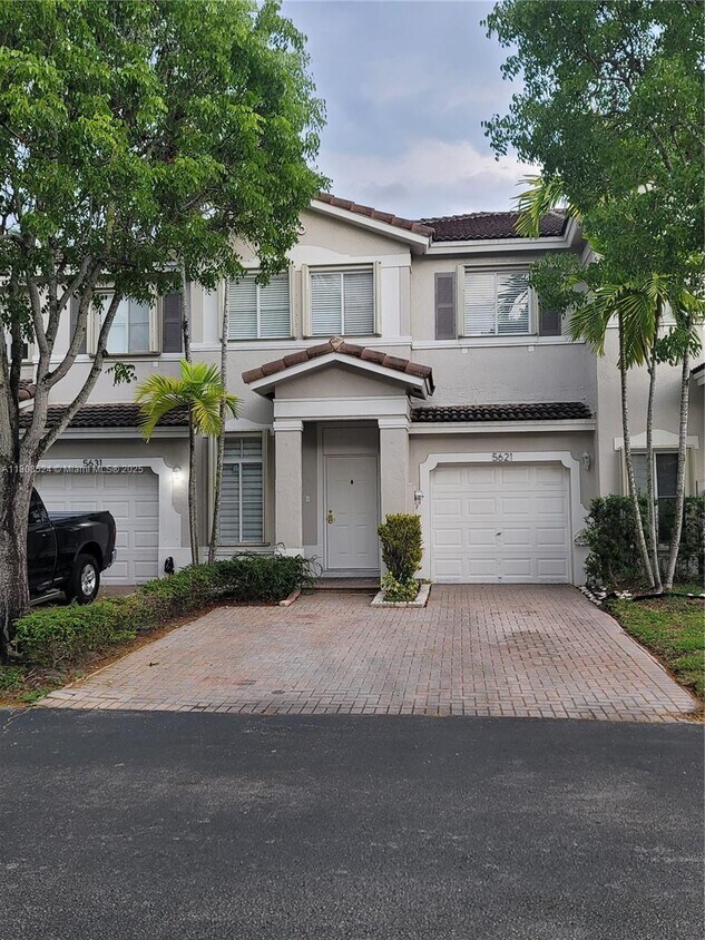 Foto principal - 5621 NW 112th Ct