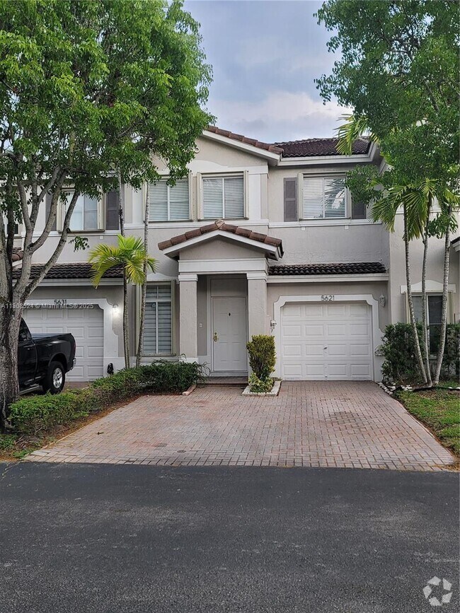 Building Photo - 5621 NW 112th Ct