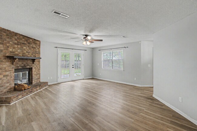 Building Photo - 21 Pinewood Ln