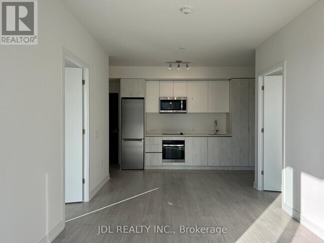 Building Photo - 5858 Yonge St