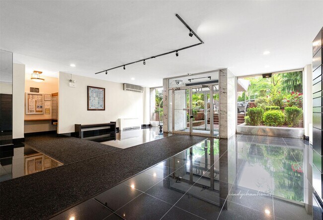 Foto del edificio - 72-10 112th St