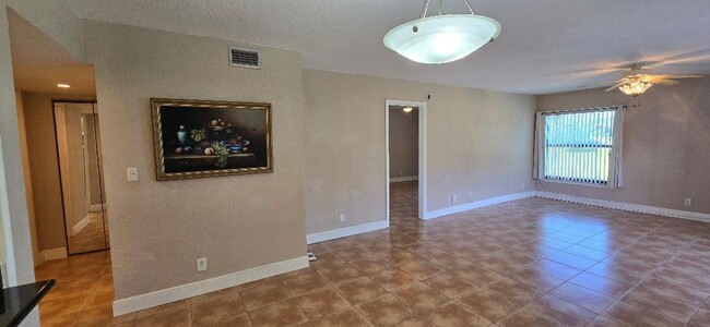 Building Photo - 430 Commodore Dr
