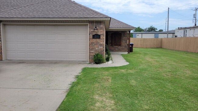 Foto del edificio - RENT READY! Super nice 3 bed 2 bath duplex...