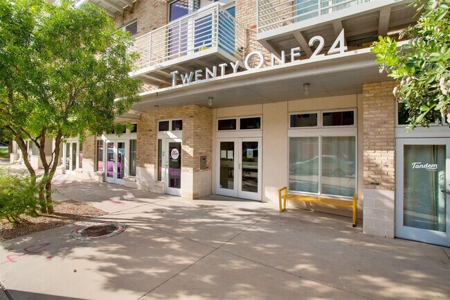 Building Photo - 2124 E 6th St