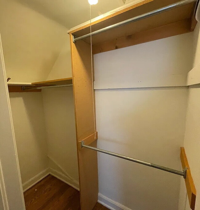 Building Photo - Beautiful house that features a master bedroom on the first floor