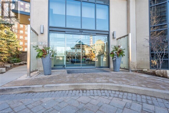 Photo du bâtiment - 330 Burnhamthorpe Rd W