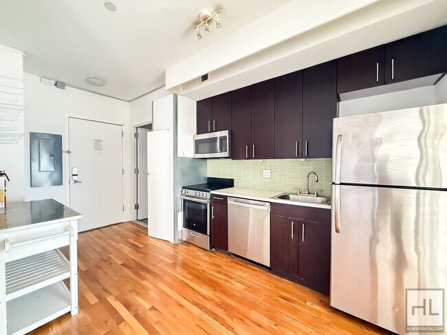 Foto del edificio - NOLL STREET / Bushwick 3-Bed 2-Bath