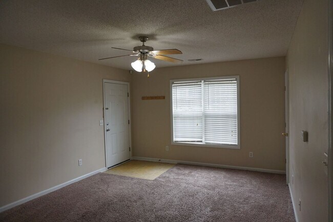 Foto del edificio - End unit townhome with two bedrooms and tw...