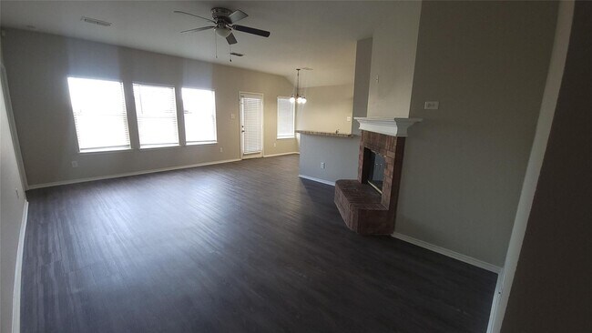 Foto del edificio - Discover this inviting 1,459 sq ft home, p...