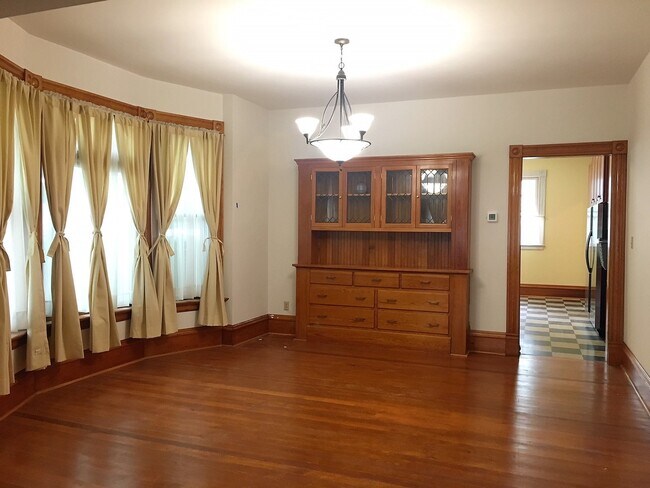 Building Photo - Northwest Area 4 Bedroom 2 Bath Bungalow