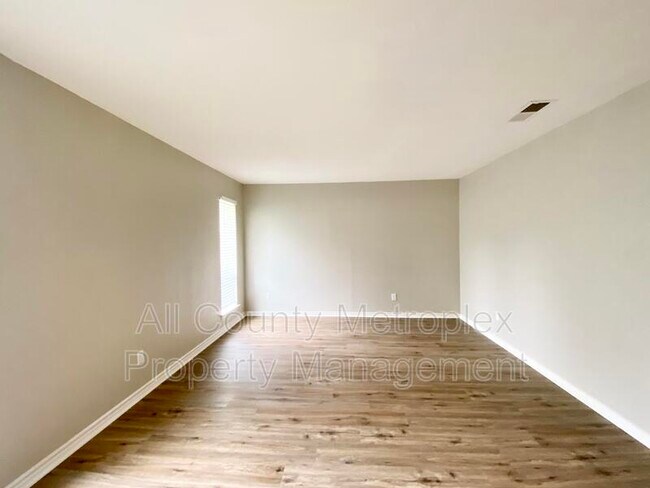 Building Photo - 7517 Meadow Oaks Dr