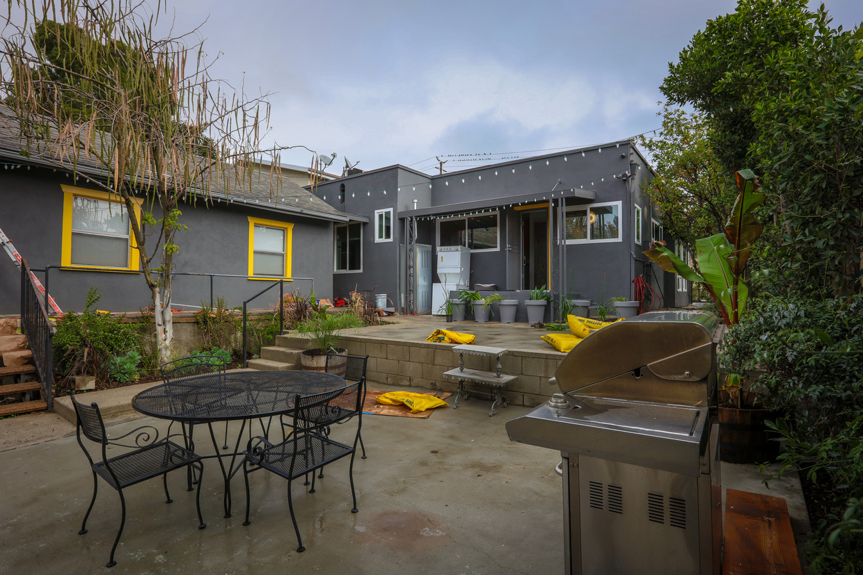Primary Photo - 1141 N Virgil Ave