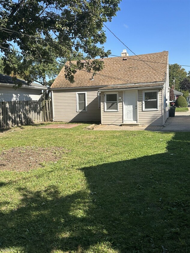 21606 Trombly St, St. Clair Shores, MI 48080 - House Rental in St ...