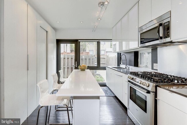 Foto del edificio - 1957 3rd St NW