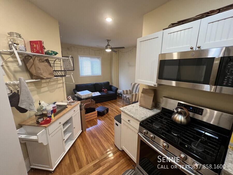 Foto principal - Modern 3-Bedroom in Davis Square – In-Unit...