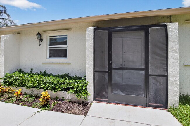 Foto del edificio - 9151 Pine Springs Dr