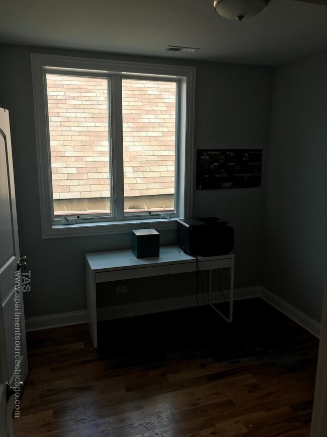 Foto del edificio - 2450 W Diversey Ave