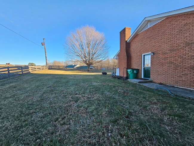 Building Photo - Christiansburg, 3 BR / 2.5 BA, Available A...