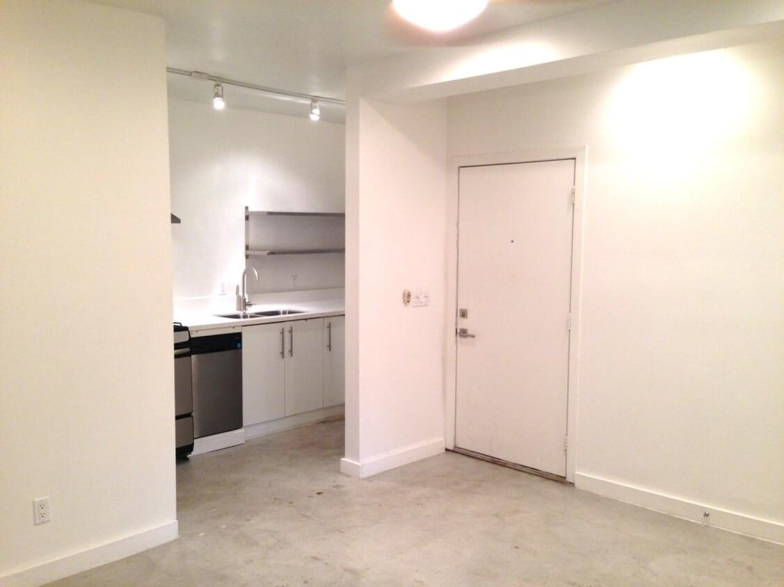 Primary Photo - 2117 Clinton St