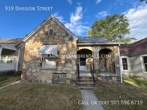 Building Photo - 919 Division St